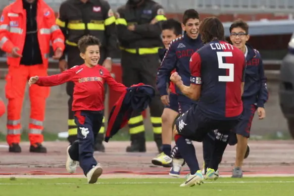 CAGLIARI, ITALY - NOVEMBER 10: Daniele Conti of Cagliari celebrates the goal with his son during the Serie A match between Cagliari Calcio and Torino FC at Stadio Sant\\'Elia on November 10, 2013 in Cagliari, Italy.  (Photo by Enrico Locci/Getty Images)