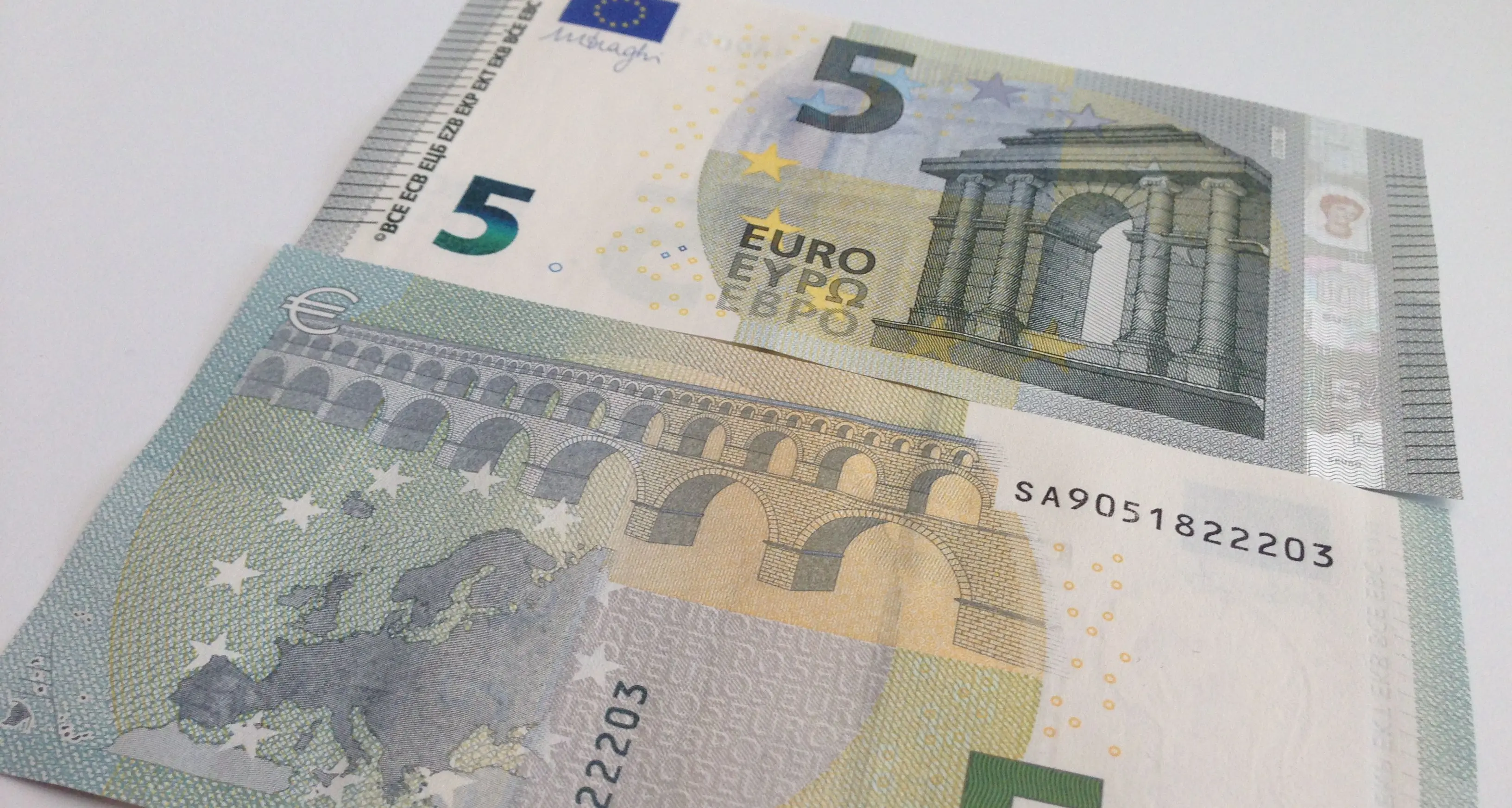 Arriva la banconota supersicura: in circolazione il nuovo biglietto da 5 euro