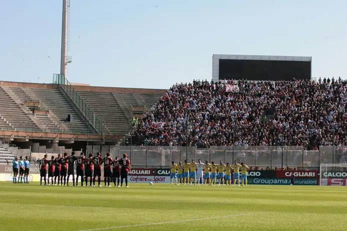 CAGLIARI, ITALY - OCTOBER 23:  Players stand for a minute\\'s silence in honour of  Marco Simoncelli during the Serie A match between Cagliari Calcio and SSC Napoli at Stadio Sant\\'Elia on October 23, 2011 in Cagliari, Italy.  (Photo by Enrico Locci/Getty Images)