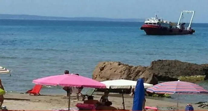 Nebida Pan di Zucchero. Perforazioni tra i bagnanti a pochi metri dalla spiaggia