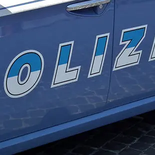 Neonato gettato vivo nello scarico del water e ritrovato in un tombino: orrore a Roma