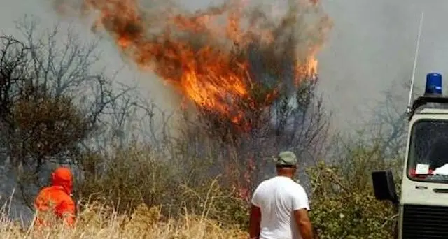 Incendio in un terreno a Sant'Antioco: in cenere un auto, un trattore e una barca