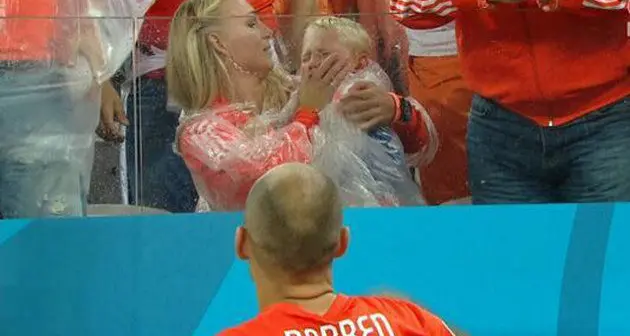 Olanda - Argentina. L'immagine commovente di Robben: consola il figlio in lacrime dopo la sconfitta