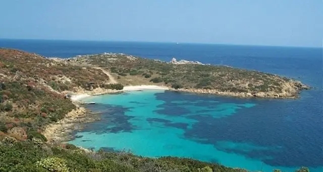 Asinara. Viola il divieto di navigazione e ancoraggio a Cala Sabina: denunciato il comandante di uno yacht