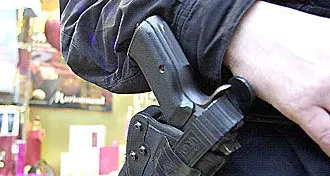 Santa Teresa di Gallura. Guardia giurata ferita alla pancia da una pistola, è giallo