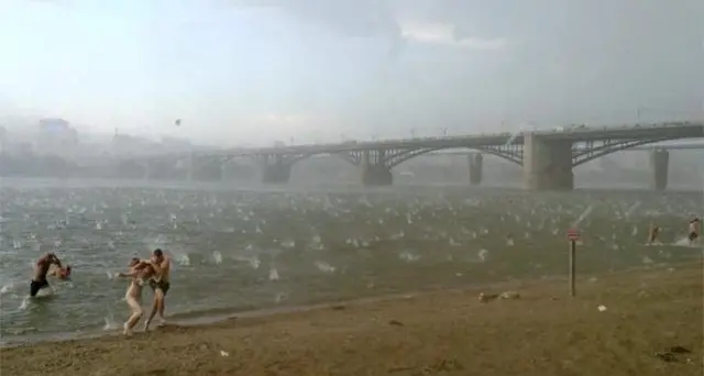 Russia, grandinata sorprende bagnanti in spiaggia