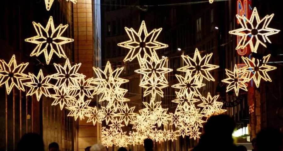 Crisi. Luminarie natalizie dimezzate nell'isola