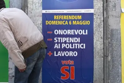 Cartelloni elettorali pro referendum in Sardegna per le vie della citt\\u00E0 di Cagliari, 5 maggio 2012. ANSA / GIUSEPPE UNGARI