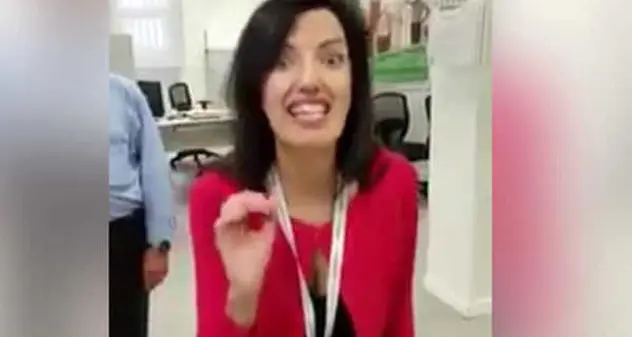 Il video di Intesa Sanpaolo diventato virale: la direttrice ha leso l'immagine della banca?