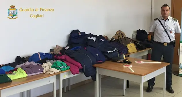 Lotta alla contraffazione: sequestrati sulla spiaggia 113 accessori e capi di abbigliamento contraffatti