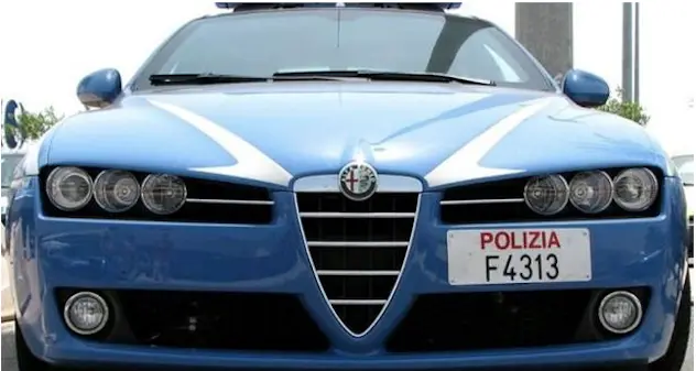 Tenta il furto in un'auto in sosta, ma viene sorpreso da un poliziotto in borghese: arrestato 38enne