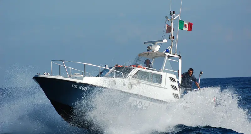 Pescatore in balia delle correnti marine salvato dalla Squadra Nautica della Polizia di Stato