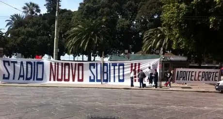 Cagliari: Tifosi in piazza per la decisione del TAR sull'agibilità di Is Arenas