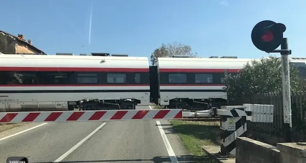 Muore travolto dal treno: vittima un 20enne