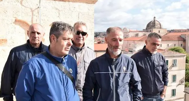 Protesta operai Parco geominerario: prima notte sul tetto del duomo