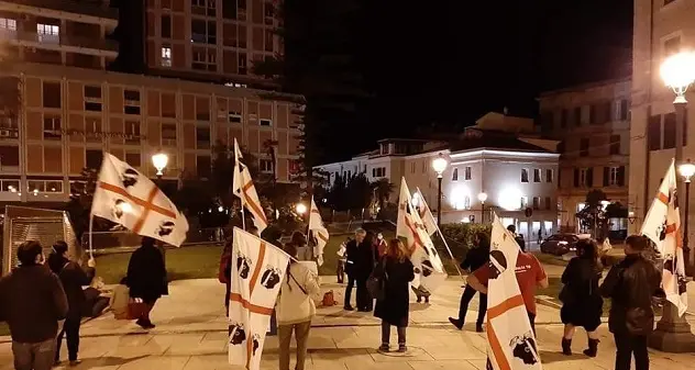 Ieri a Sassari manifestazione \"No coprifuoco + sanità pubblica\": proteste fino a tarda sera