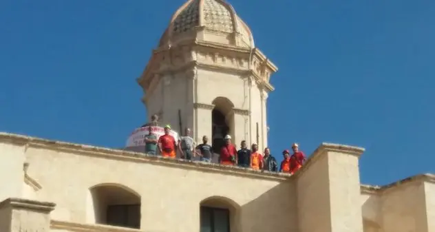 I minatori di Olmedo sul tetto del Duomo insieme ai lavoratori ex Ati-Ifras