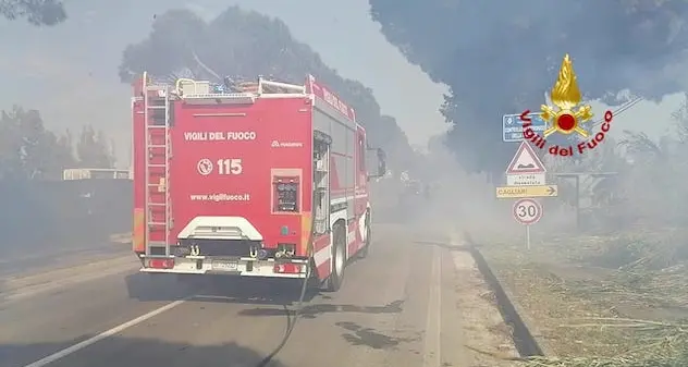 Elmas. Vasto incendio in via Sulcitana