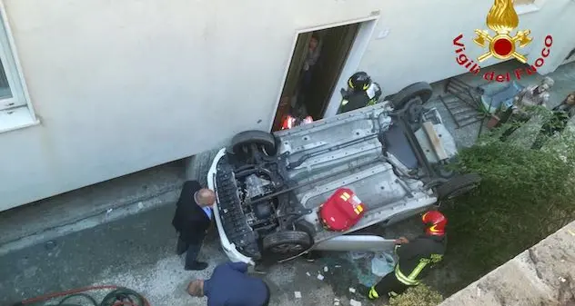 Precipita con l'auto in un cortile privato: paura per un 80enne