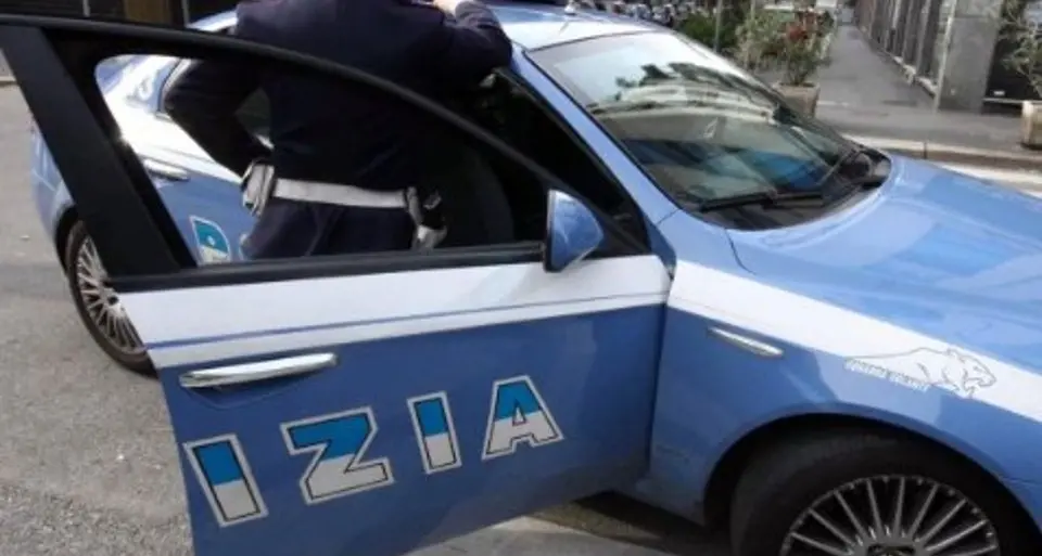 Oristano. Minaccia i genitori con un coltello e una roncola, poi si scaglia contro l’auto del padre