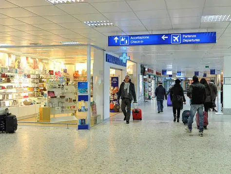 Allarme all’aeroporto di Alghero: passeggeri colpiti da spray urticante