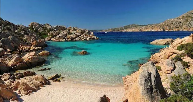 Turista pentita. Rubò la sabbia dalle spiagge de La Maddalena, la restituisce