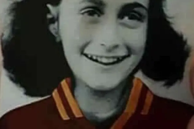 Adesivi con l\\'immagine di Anna Frank con la maglia della Roma, e scritte antisemite di ogni tipo: questo il lascito dei tifosi laziali alla Curva Sud dello stadio Olimpico (la Nord, quella tradizionale dei sostenitori biancocelesti \\u00CB squalificata per razzismo) dopo la partita col Cagliari di ieri sera. Gli adesivi e i volantini offensivi sono stati rimossi in mattinata dagli addetti alle pulizie dello stadio in vista della gara di mercoledi\\' della Roma con il\\nCrotone. Immediata la protesta della comunit\\u2021 ebraica romana, 23 ottobre 2017. ANSA