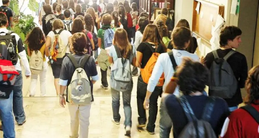 All'uscita di scuola colpisce con schiaffi e pugni compagno di classe del figlio: \"E' un bullo\"