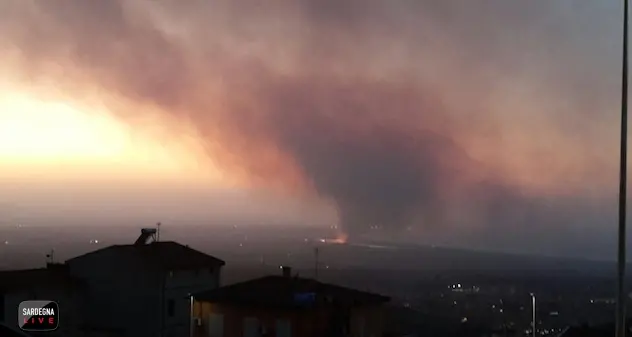 Vasto incendio divampa a Platamona: Vigili del fuoco in azione