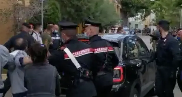 Accoltella la ex compagna e uccide il figlio di lei: pakistano rischia il linciaggio all'uscita dalla caserma