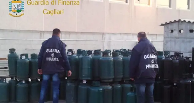 Blitz della Guardia di finanza in un deposito: maxi sequestro di bombole Gpl