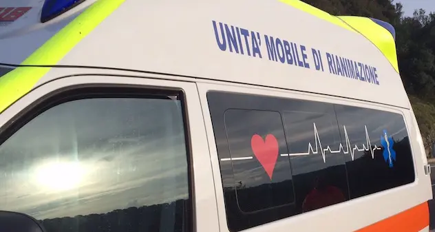 Cade dal tetto di un capannone: muore un 71enne