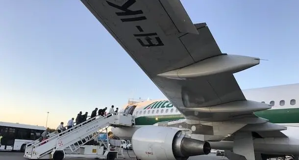 Aerei, Alitalia accetta la proroga solo per la tratta Alghero - Milano