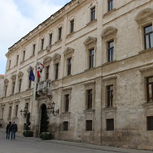 Il Palazzo Ducale si illumina di rosso per la donazione di organi e tessuti a Sassari
