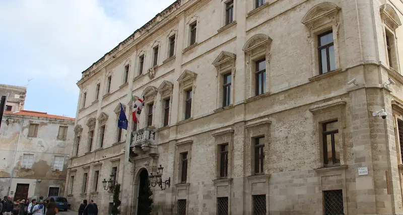 Il Palazzo Ducale si illumina di rosso per la donazione di organi e tessuti a Sassari