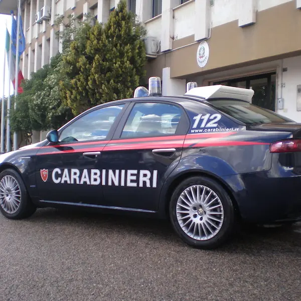 \"Quando sarò maggiorenne vi spaccherò la faccia”: 14enne tenta rapina a Sassari e minaccia i Carabinieri