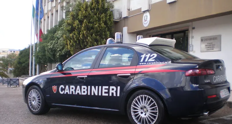 \"Quando sarò maggiorenne vi spaccherò la faccia”: 14enne tenta rapina a Sassari e minaccia i Carabinieri