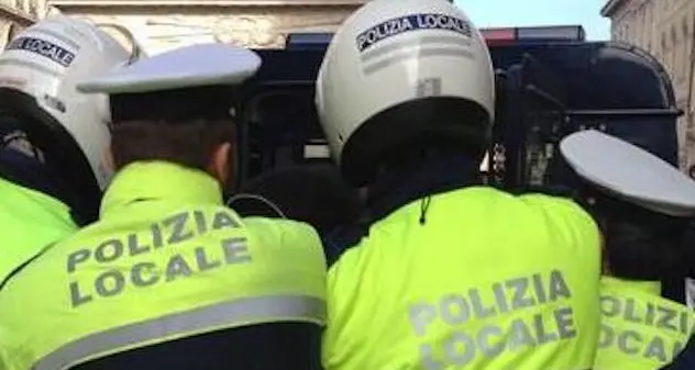 Migrante salvato dalla folla e arrestato per molestie sessuali dalla Polizia municipale