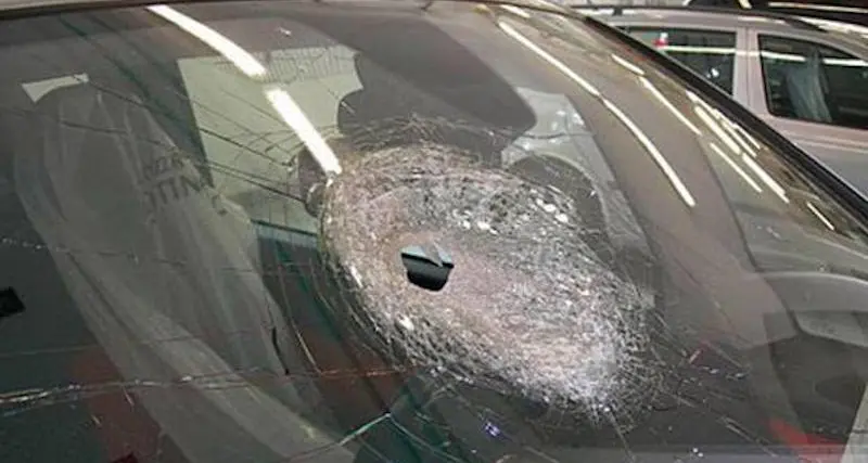 Sasso colpisce auto con 5 persone a bordo. Donna muore per lo choc