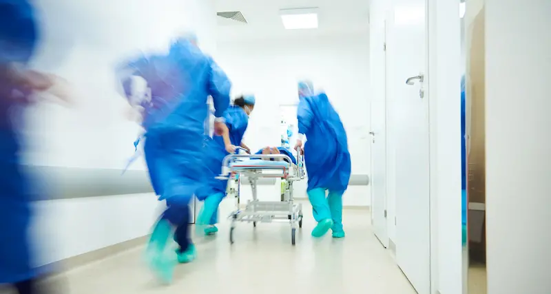 La denuncia. \"Mio padre in fin di vita è stato soccorso a Oristano, l'ospedale di Nuoro è in lenta chiusura\"