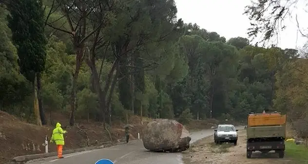 Masso si stacca dal costone della montagna e piomba sulla strada: tragedia sfiorata