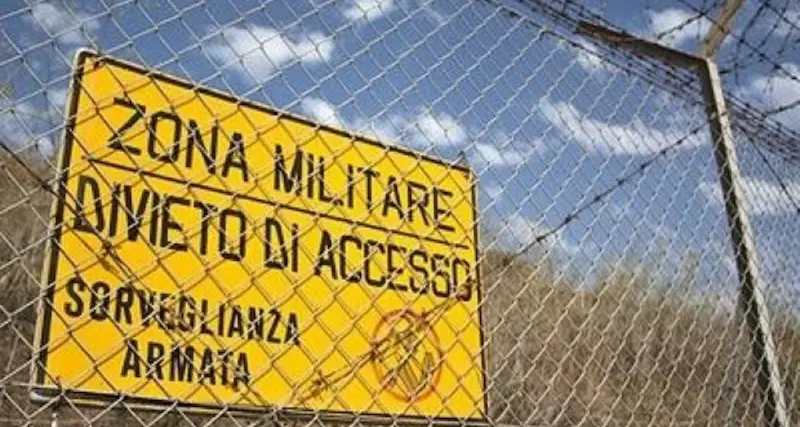 Veleni nel poligono di Quirra. La testimonianza di un militare: “Bonifiche senza guanti”