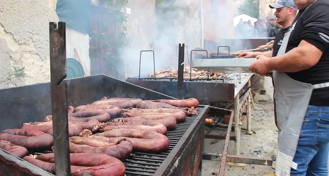Pienone nel centro storico per “Ammentos de sa die de Santa Cadrina”. Consumati dieci quintali di carne