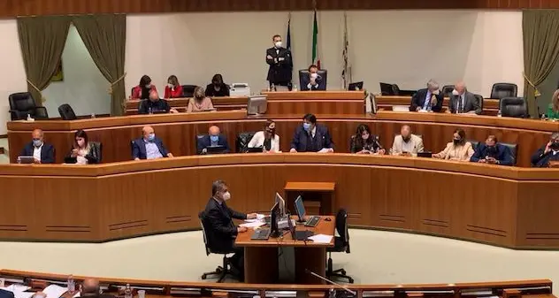 \"Legge poltronificio\", tensione in Consiglio regionale, spintoni e urla: \"vergogna\", \"buffone\"