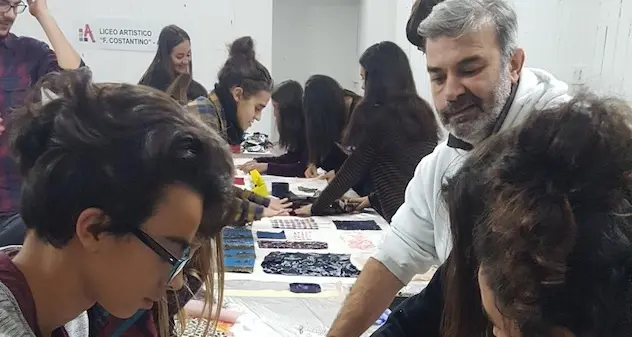 Alghero si prepara al Natale: 200 studenti al lavoro con l'artista Tonino Serra per gli addobbi