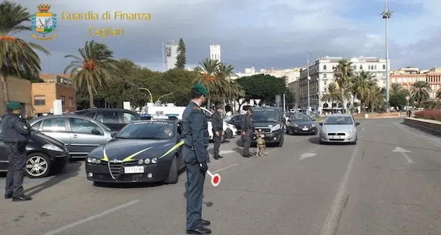 Controlli della Guardia di finanza a Cagliari, Quartu e Capoterra. Arrestato un corriere della droga e segnalate 4 persone