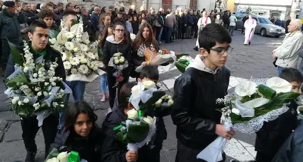 L'ultimo saluto al 14enne travolto e ucciso dal bus: dolore di genitori e compagni di scuola