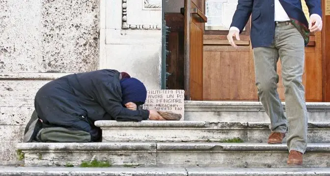 Accuse choc di un sacerdote verso i mendicanti, è bufera a Nuoro