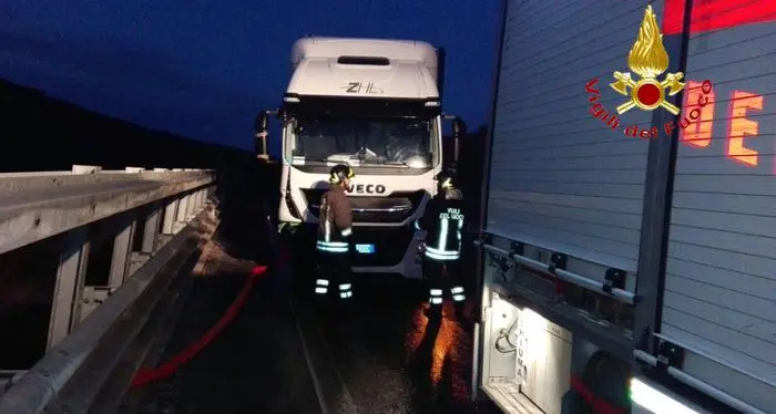 Tir contro guardrail: strada chiusa per rimuovere mezzo