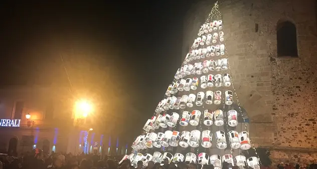 Acceso l'albero di Natale a Porta Terra